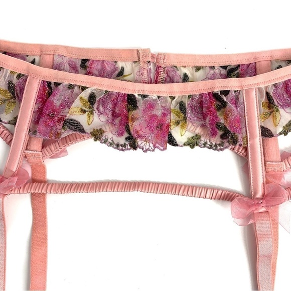 Floral Embroidered, Bows, Button Closure Garter Belt NWOT - Picture 6 of 12